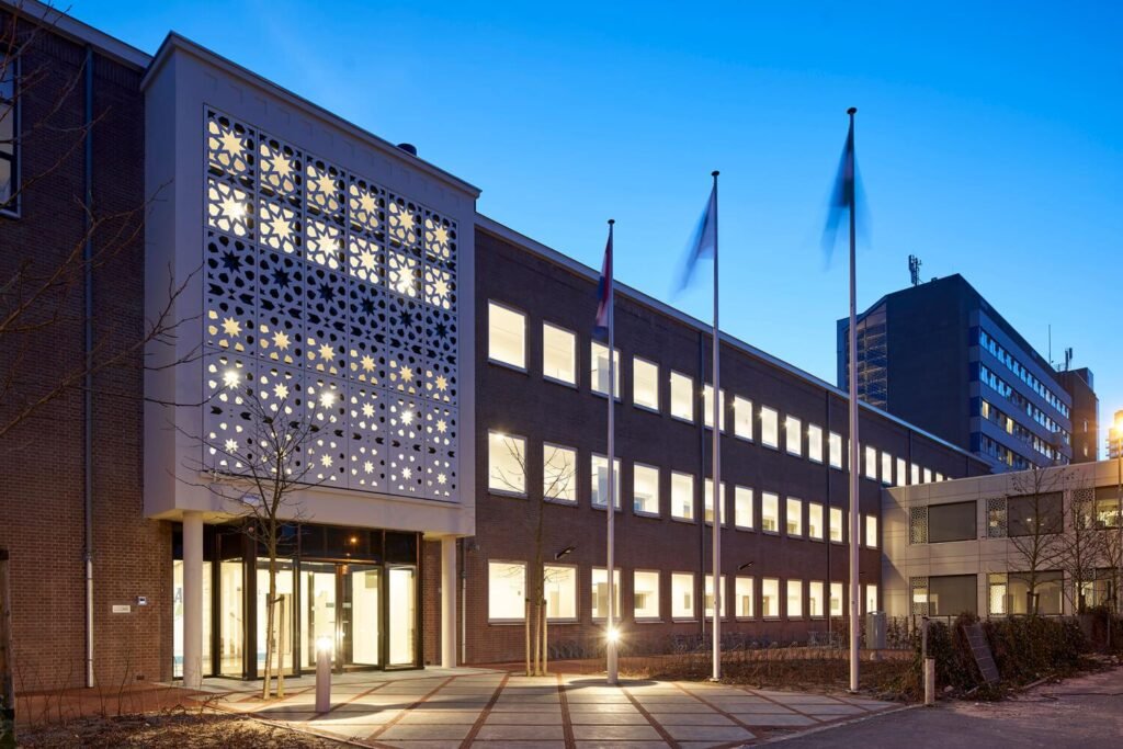 avicenna-front-salm-helm